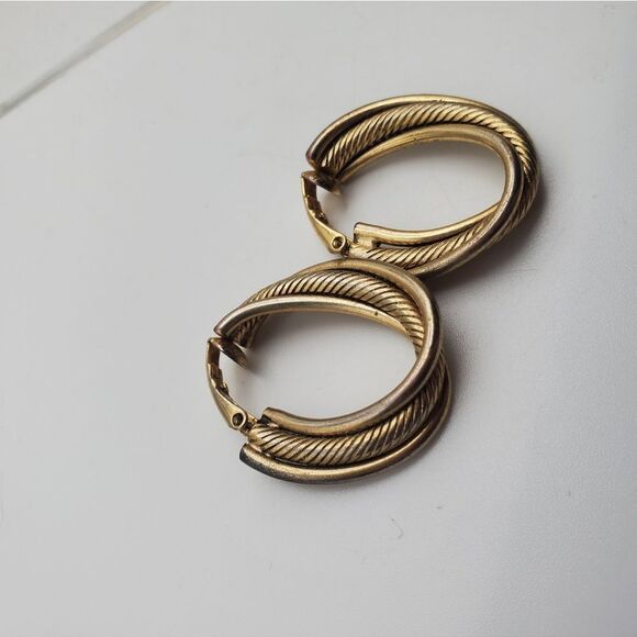 Eternity twist stunning gold toned clip on vintage earrings - Picture 2 of 3